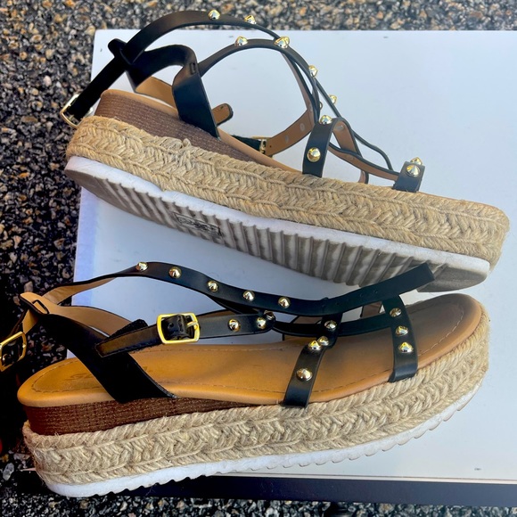 Beautiful small heel sandals 👡 ! - Picture 3 of 5